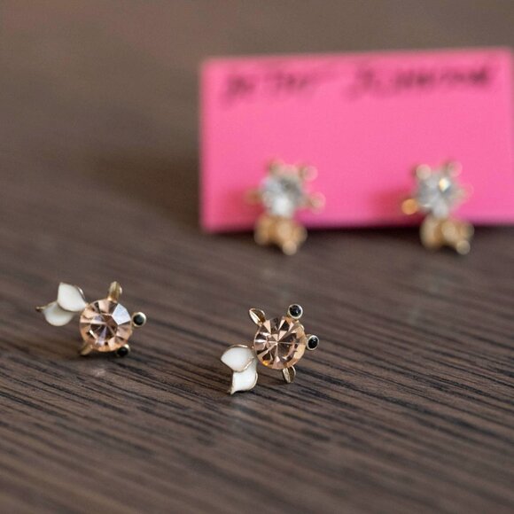 BNWOT Betsey Johnson Crystal Goldfiish Stud Earrings - Picture 4 of 4